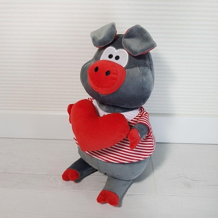Мягкая игрушка Zolushka Поросенок Хосе с сердцем в красном (ZL1243)